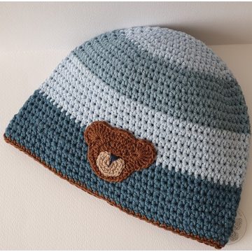 Kék csíkos sapka maci díszítéssel